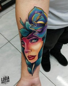 tatuaje_cara_mujer_flor_color_muñeca_logia_barcelona_vinni_mattos